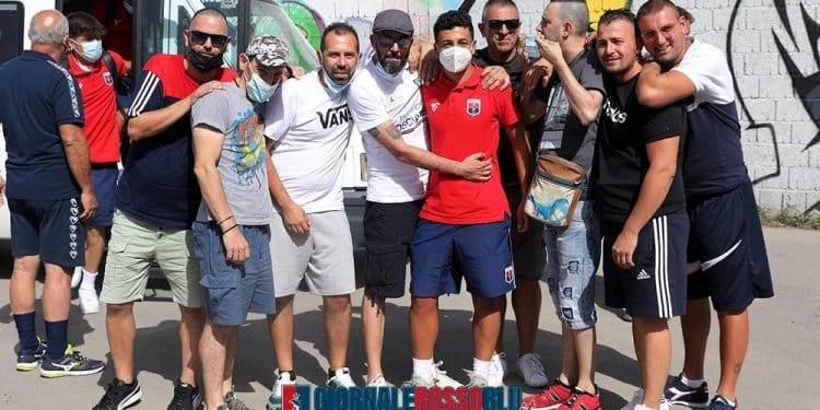 Taranto, tifosi in festa a San Giovanni Rotondo prendono in trionfo Santarpia