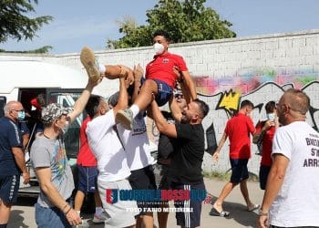Taranto, tifosi in festa a San Giovanni Rotondo prendono in trionfo Santarpia