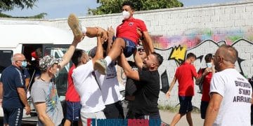 Taranto, tifosi in festa a San Giovanni Rotondo prendono in trionfo Santarpia
