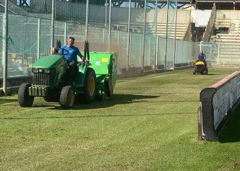 Taranto, interventi di manutenzione sul manto erboso dello Iacovone