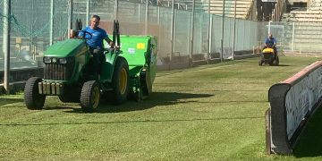 Taranto, interventi di manutenzione sul manto erboso dello Iacovone