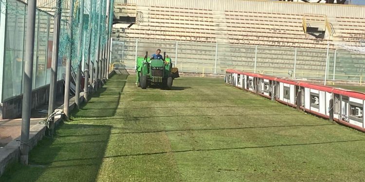 Taranto, interventi di manutenzione sul manto erboso dello Iacovone