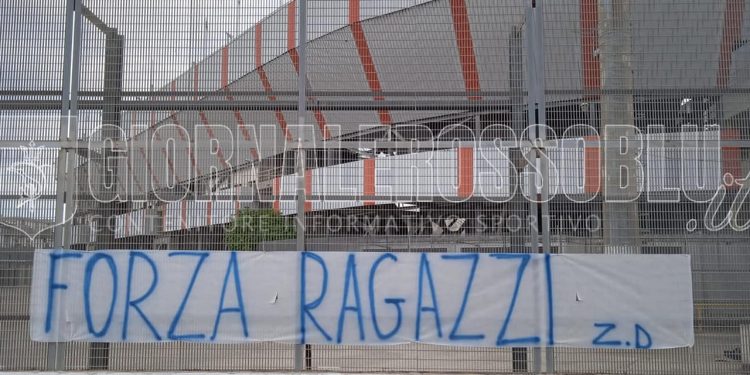 Taranto, tifosi a sostegno della squadra nonostante la disfatta di Catanzaro