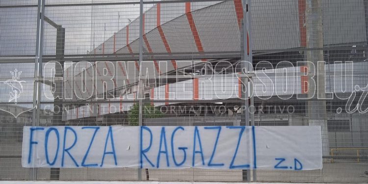 Taranto, tifosi a sostegno della squadra nonostante la disfatta di Catanzaro