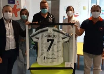 Donata la maglia di CR7 al reparto di oncoematologia pediatrica “Nadia Toffa” del S.S. Annunziata