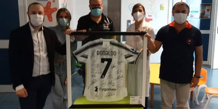 Donata la maglia di CR7 al reparto di oncoematologia pediatrica “Nadia Toffa” del S.S. Annunziata