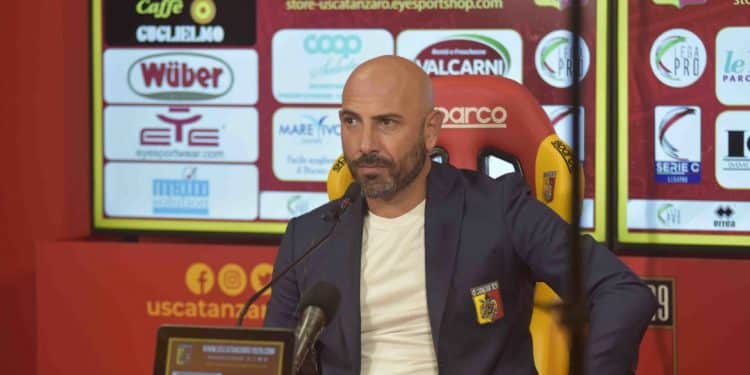 Catanzaro, esonerato il tecnico Antonio Calabro