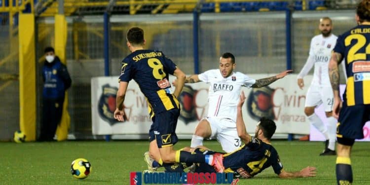 Juve Stabia-Taranto 3-2, la cronaca: al Menti non basta il cuore. Le vespe “stoppano” i rossoblu