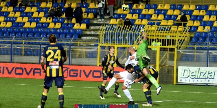Juve Stabia-Taranto 3-2, la cronaca: al Menti non basta il cuore. Le vespe “stoppano” i rossoblu