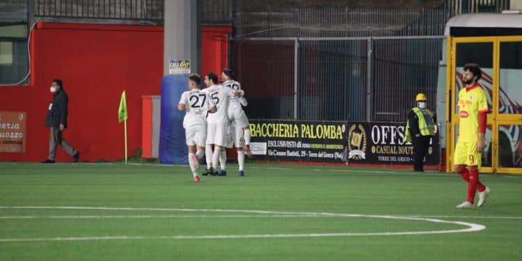 Turris-Taranto 1-2, la cronaca: Saraniti decisivo. Impresa rossoblù a Torre del Greco