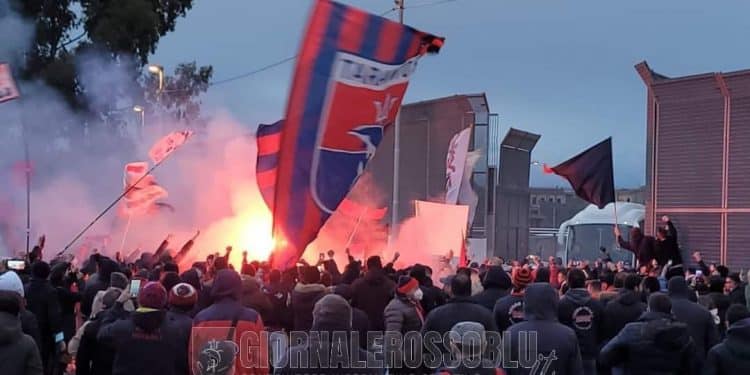 Taranto, tifosi: bandiere e cori festosi alla partenza per Bari (la fotogallery)