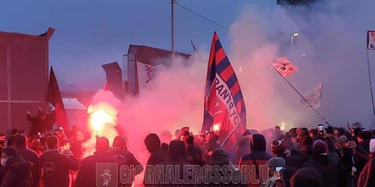 Taranto, tifosi: bandiere e cori festosi alla partenza per Bari (la fotogallery)
