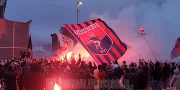 Taranto, tifosi: bandiere e cori festosi alla partenza per Bari (la fotogallery)