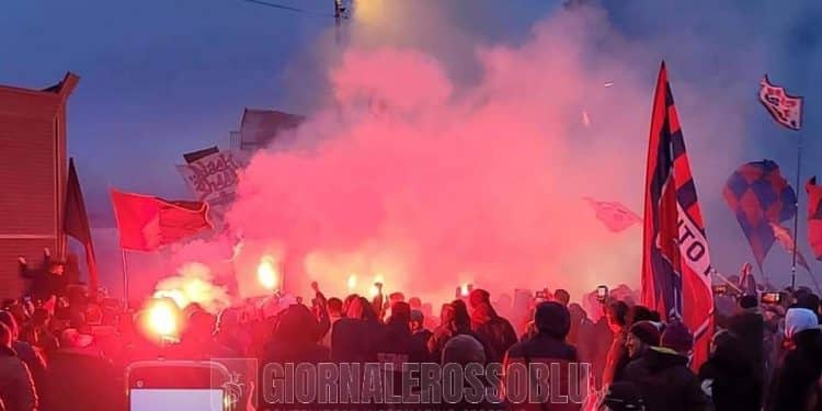 Taranto, tifosi: bandiere e cori festosi alla partenza per Bari (la fotogallery)