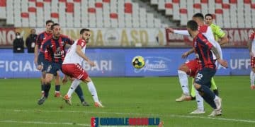 Bari-Taranto 3-1, la cronaca: troppo divario in campo, il derby va ai padroni di casa