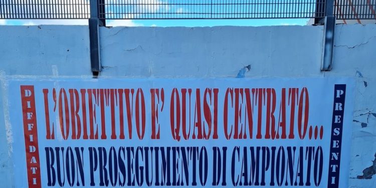 Taranto, tifosi: striscione di supporto fuori lo Iacovone
