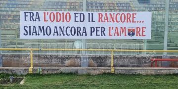 Taranto, striscione di sostegno alla squadra da parte dei tifosi dello “Zoccolo Duro”