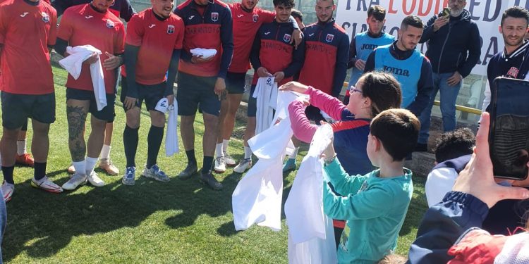 Taranto, la squadra di Laterza incontra i tifosi del futuro grazie allo “Zoccolo Duro”