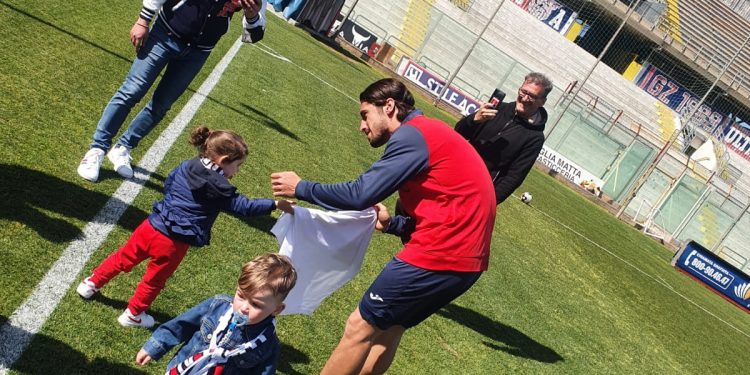 Taranto, la squadra di Laterza incontra i tifosi del futuro grazie allo “Zoccolo Duro”