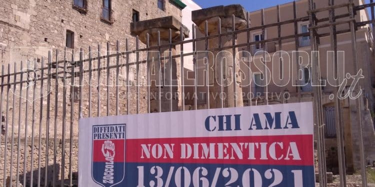 Taranto, striscione commemorativo dello “Zoccolo Duro”