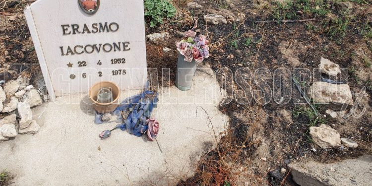 Taranto, la lapide di Iacovone in condizioni fatiscenti