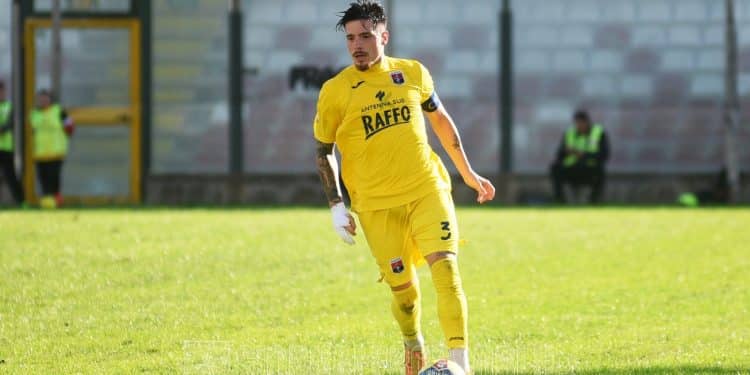 Taranto, donata a GiornaleRossoBlu.it la maglia di Ferrara della trasferta di Messina