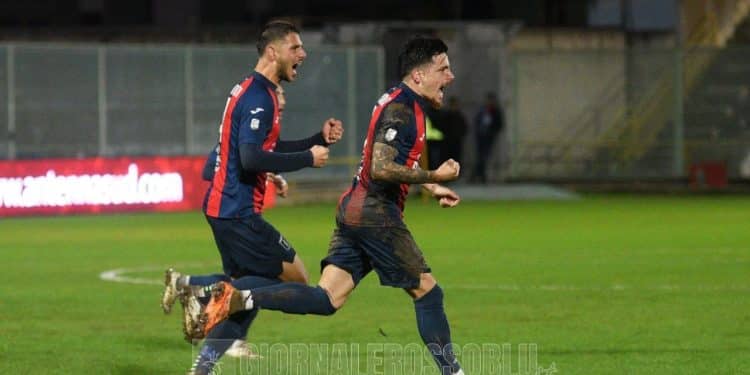 Taranto-Crotone 2-2, la fotogallery