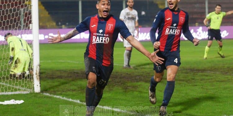 Taranto-Crotone 2-2, la fotogallery