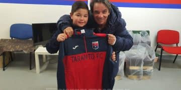 Taranto, il Coordinamento Tifosi Tarantini Fuorisede “Danilo Fato” dona una maglia rossoblu