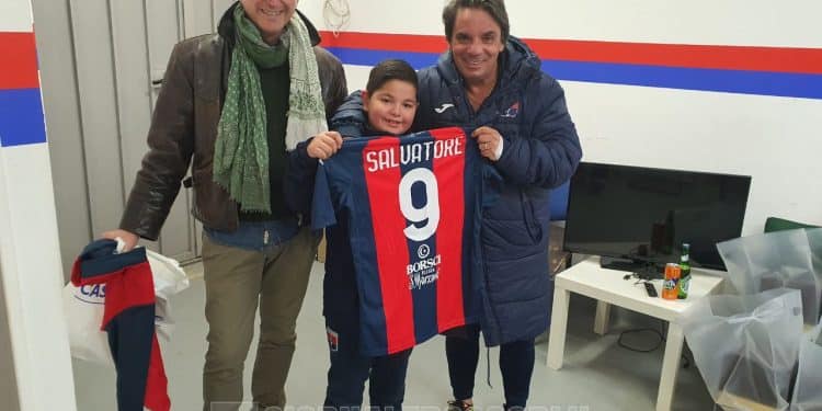 Taranto, il Coordinamento Tifosi Tarantini Fuorisede “Danilo Fato” dona una maglia rossoblu