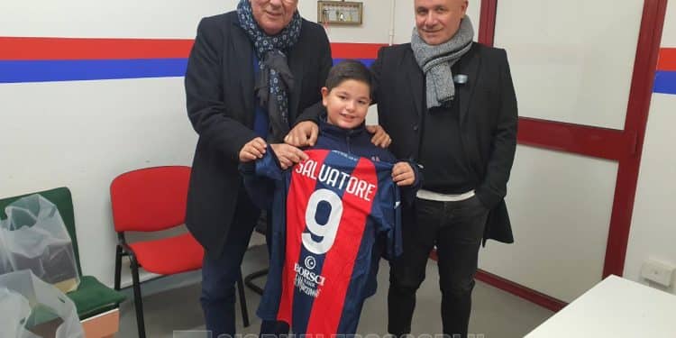 Taranto, il Coordinamento Tifosi Tarantini Fuorisede “Danilo Fato” dona una maglia rossoblu