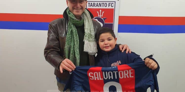 Taranto, il Coordinamento Tifosi Tarantini Fuorisede “Danilo Fato” dona una maglia rossoblu