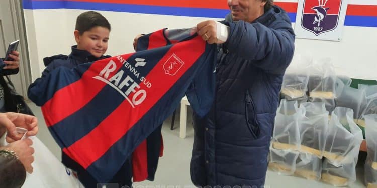 Taranto, il Coordinamento Tifosi Tarantini Fuorisede “Danilo Fato” dona una maglia rossoblu