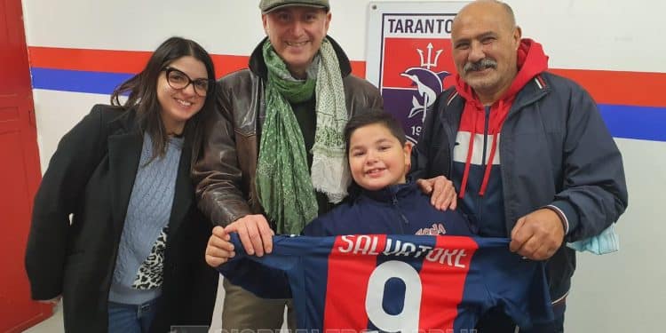 Taranto, il Coordinamento Tifosi Tarantini Fuorisede “Danilo Fato” dona una maglia rossoblu
