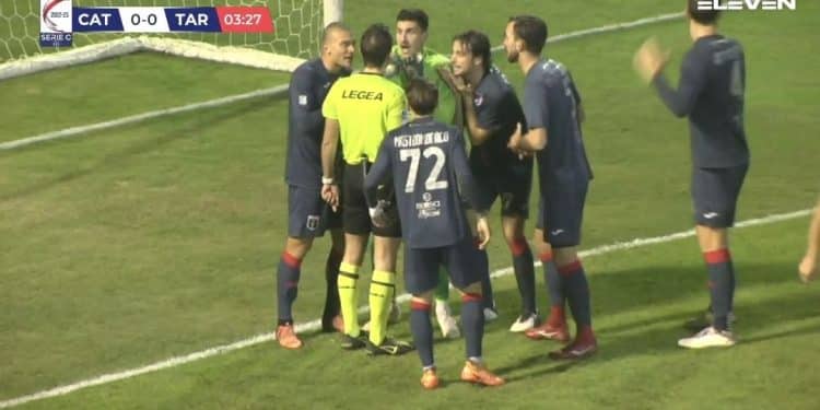 Catanzaro-Taranto 1-0, la cronaca: vittoria grazie a un rigore inesistente per la capolista