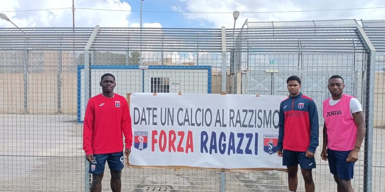 Taranto, tifosi: lo “Zoccolo Duro” da un calcio al razzismo