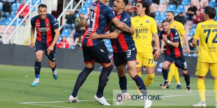 Crotone-Taranto 1-0, la cronaca: sconfitta indolore. Vantaggio dai play-out a +5