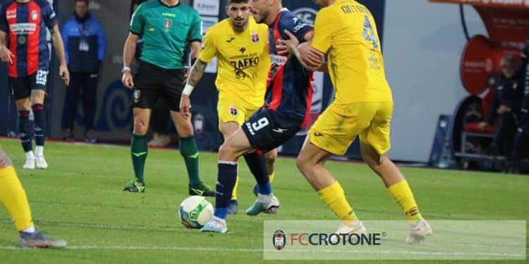 Crotone-Taranto 1-0, la moviola: molto generosa la punizione da cui è nato il gol vittoria