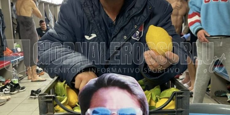 Taranto, lo “Zoccolo Duro” omaggia Capuano e la squadra (ESCLUSIVA GIORNALEROSSOBLU.IT)