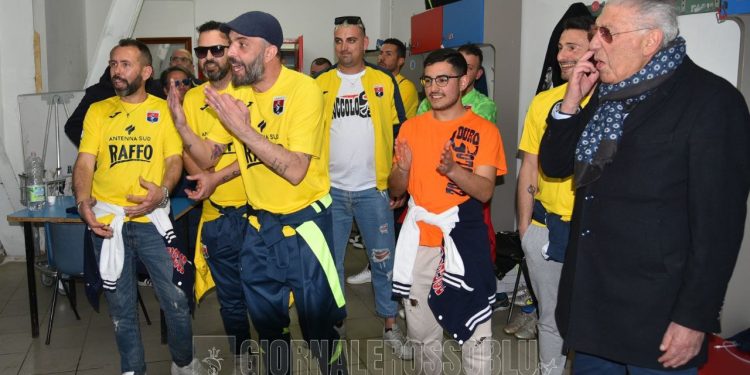 Taranto, lo “Zoccolo Duro” omaggia Capuano e la squadra (ESCLUSIVA GIORNALEROSSOBLU.IT)