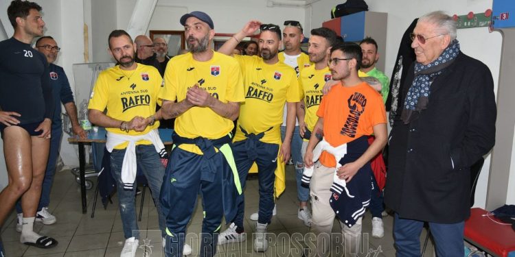 Taranto, lo “Zoccolo Duro” omaggia Capuano e la squadra (ESCLUSIVA GIORNALEROSSOBLU.IT)