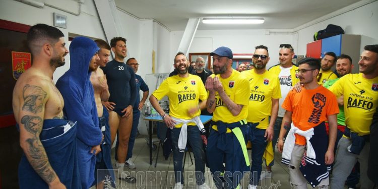 Taranto, lo “Zoccolo Duro” omaggia Capuano e la squadra (ESCLUSIVA GIORNALEROSSOBLU.IT)