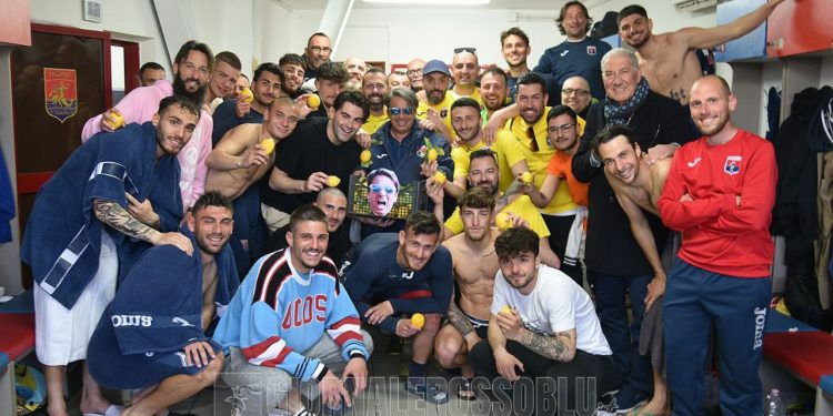 Taranto, lo “Zoccolo Duro” omaggia Capuano e la squadra (ESCLUSIVA GIORNALEROSSOBLU.IT)