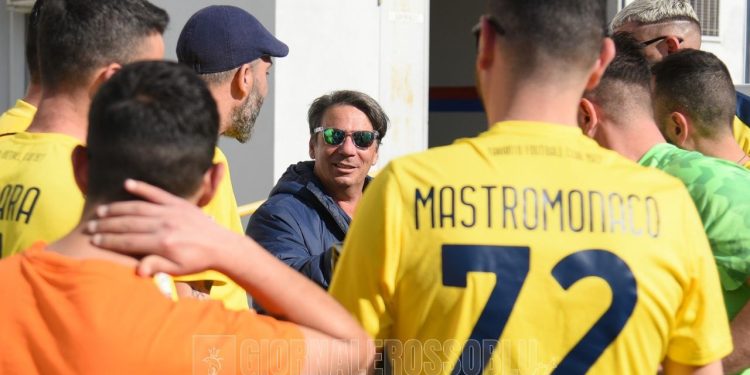 Taranto, lo “Zoccolo Duro” omaggia Capuano e la squadra (ESCLUSIVA GIORNALEROSSOBLU.IT)