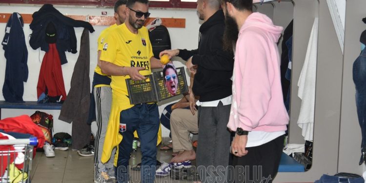 Taranto, lo “Zoccolo Duro” omaggia Capuano e la squadra (ESCLUSIVA GIORNALEROSSOBLU.IT)