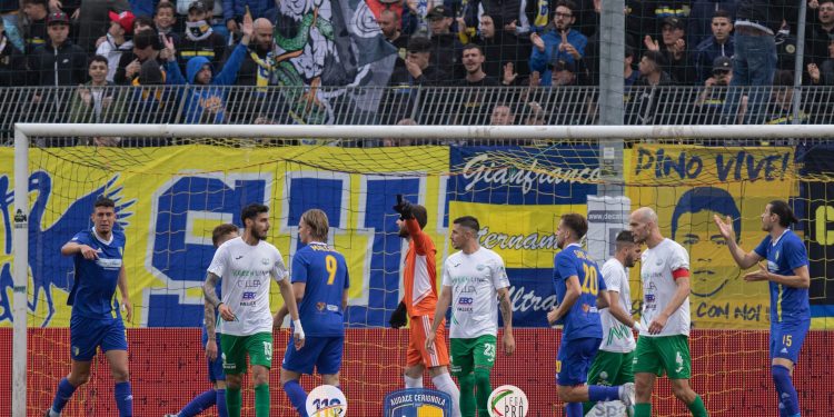 Serie C, Giudice Sportivo: multa di 2000 Euro nei confronti di Foggia e Monopoli