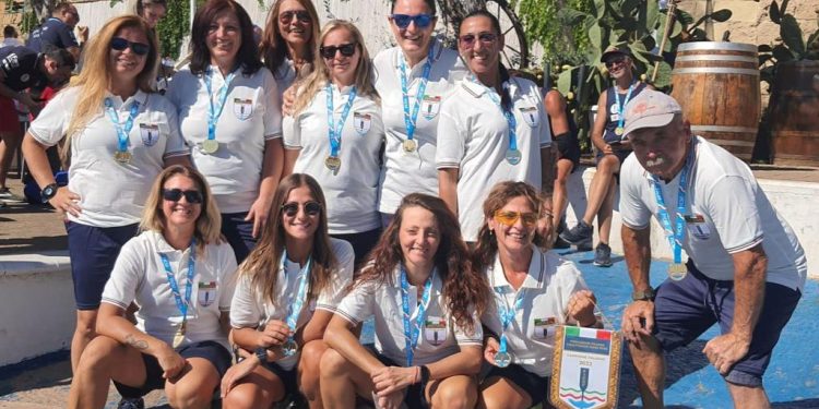 Lega Navale Italiana sezione di Taranto, premiata a Bari dal presidente Emiliano