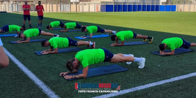 Taranto, la squadra abbraccia i tifosi: la fotogallery