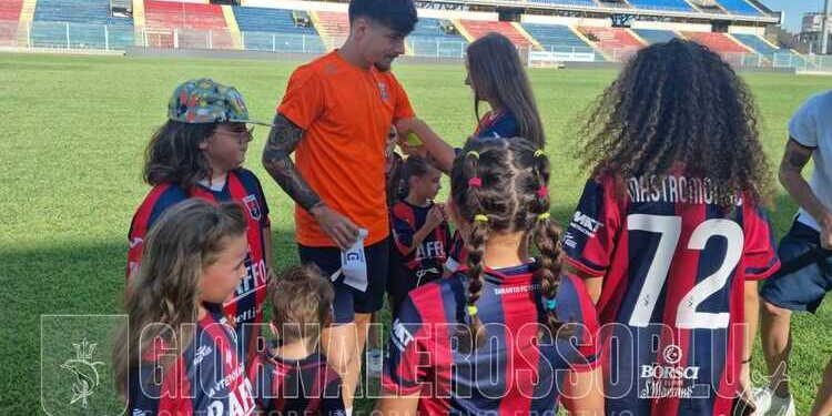Taranto, tifosi: i bambini dello “Zoccolo Duro” omaggiano Ferrara