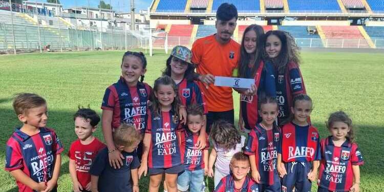 Taranto, tifosi: i bambini dello “Zoccolo Duro” omaggiano Ferrara